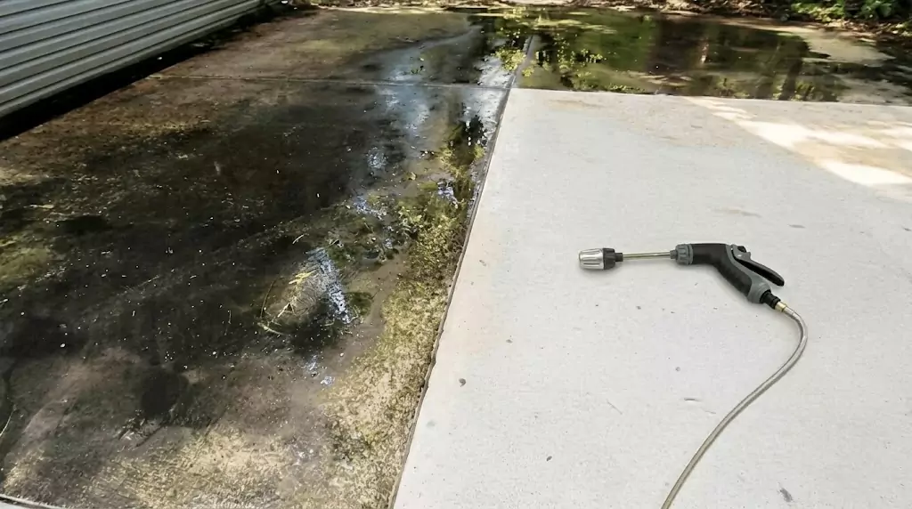 Prueba Jetterix en una franja estrecha de hormigón con años de acumulación de algas — línea limpia clara a través de la zona sucia
